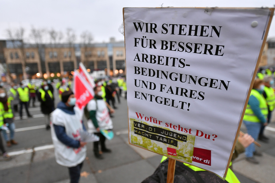 Etwa 150 Streikende kamen am Donnerstag auf dem Jenaer Eichplatz zusammen. Sie forderten mehr Lohn und bessere Arbeitsbedingungen.