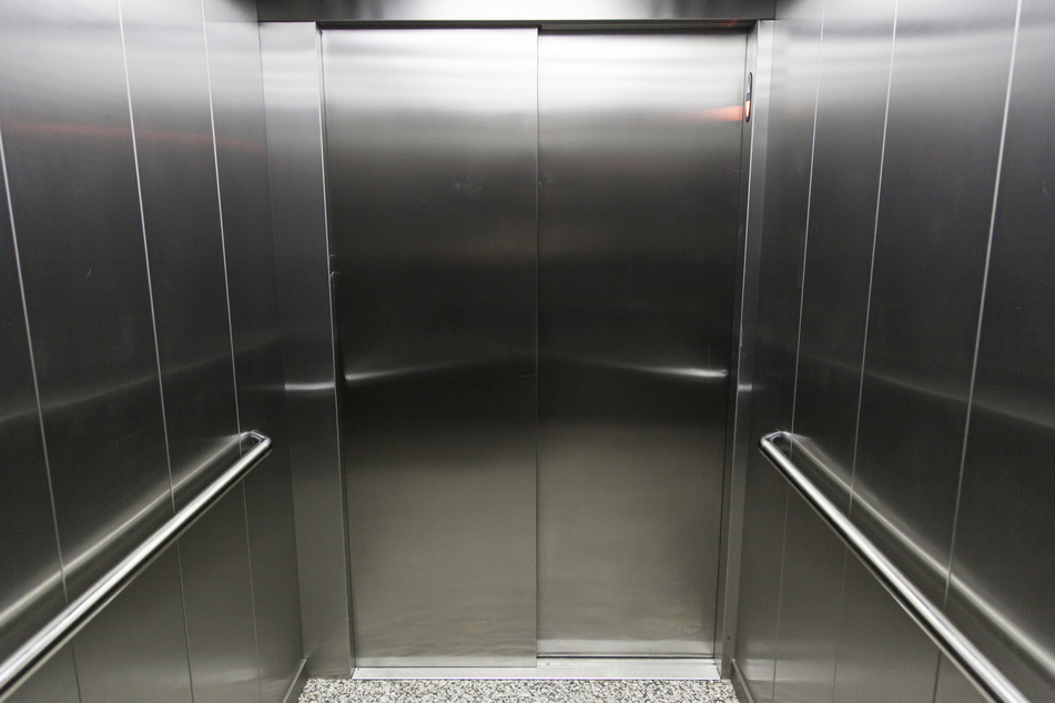 Schreckminuten: Baby steckt allein im Aufzug fest