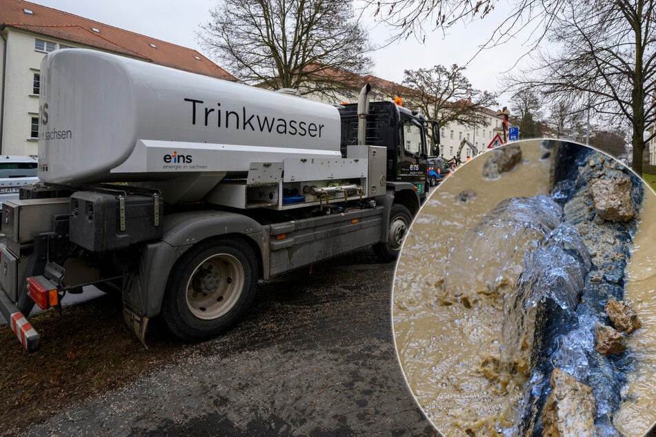 Chemnitz: Straße in Chemnitz nach Rohrbruch unter Wasser