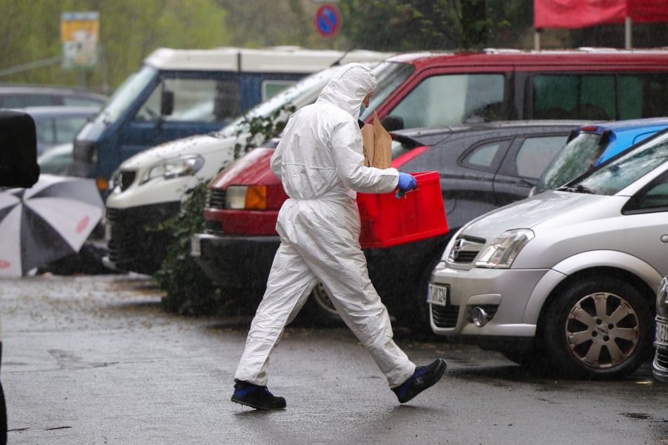 Die Beweise werden in strömendem Regen gesichert.