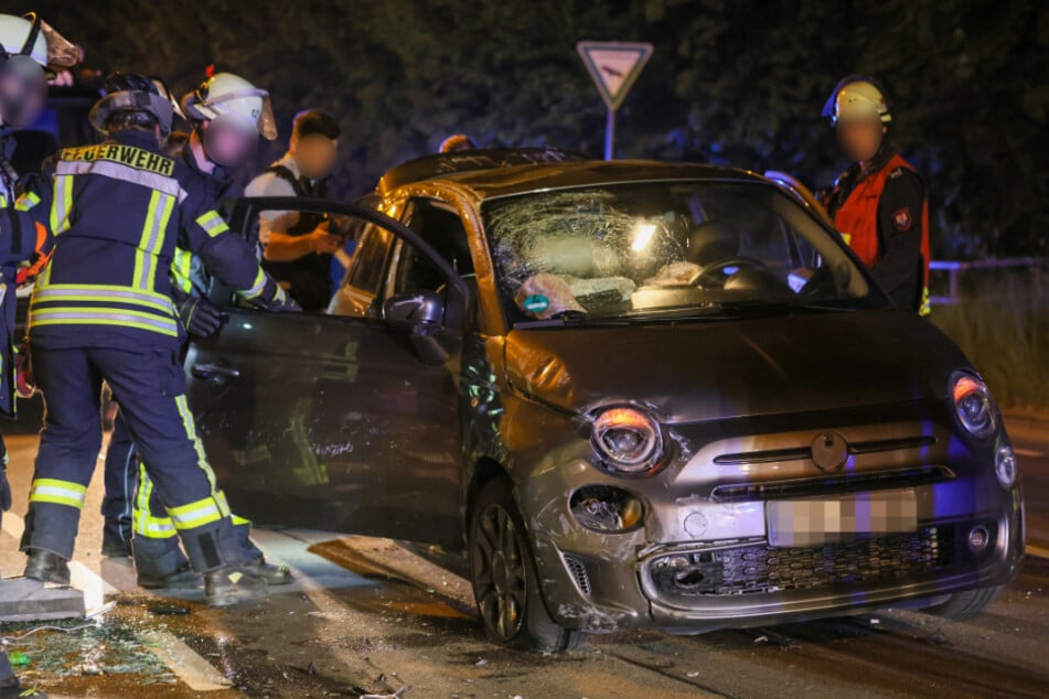 Feuerwehrkräfte richteten den umgekippten Fiat 500 wieder auf.