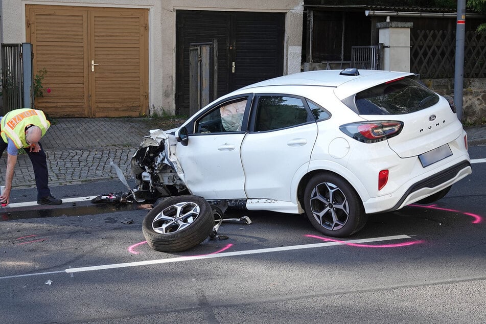 Beide Männer wurden nach dem Unfall leicht verletzt in ein Krankenhaus gebracht.