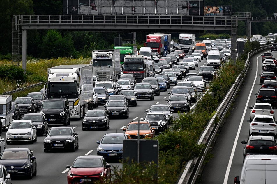 Rund um das Autobahndreieck Leverkusen-West kann es in den kommenden drei Wochen zu noch mehr Einschränkungen kommen als ohnehin schon. (Archivbild)