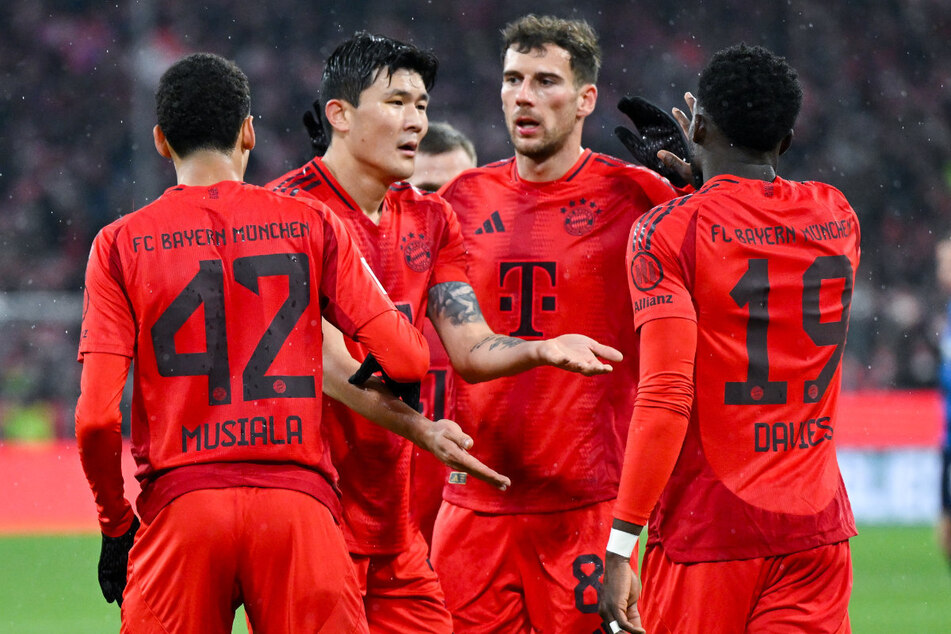 Jamal Musiala (v.l.), Min-Jae Kim, Torschütze Leon Goretzka und Alphonso Davies feiern den vierten Treffer der Bayern.