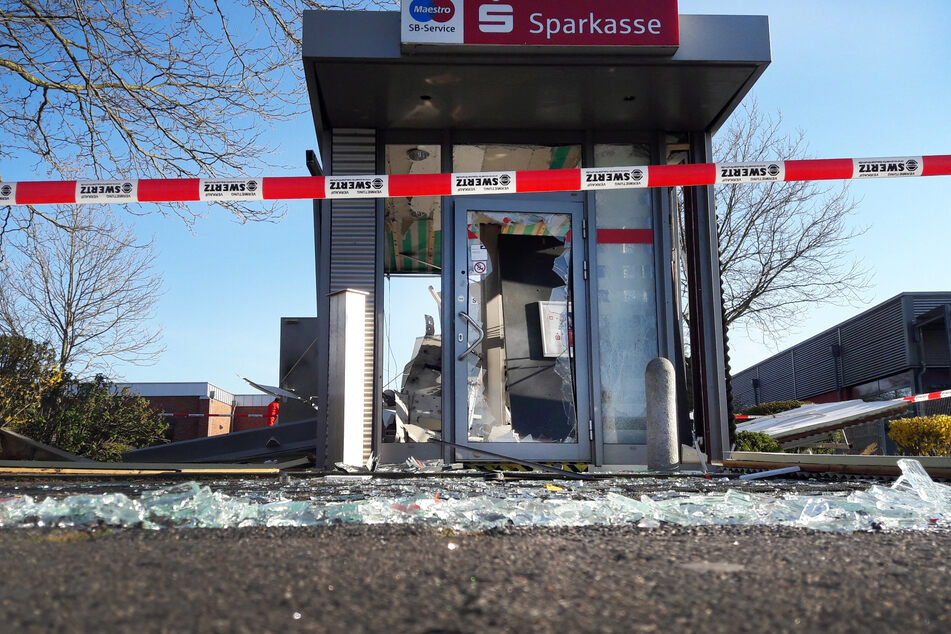 Sparkassen-Automat in Reinbek von unbekannten Tätern gesprengt