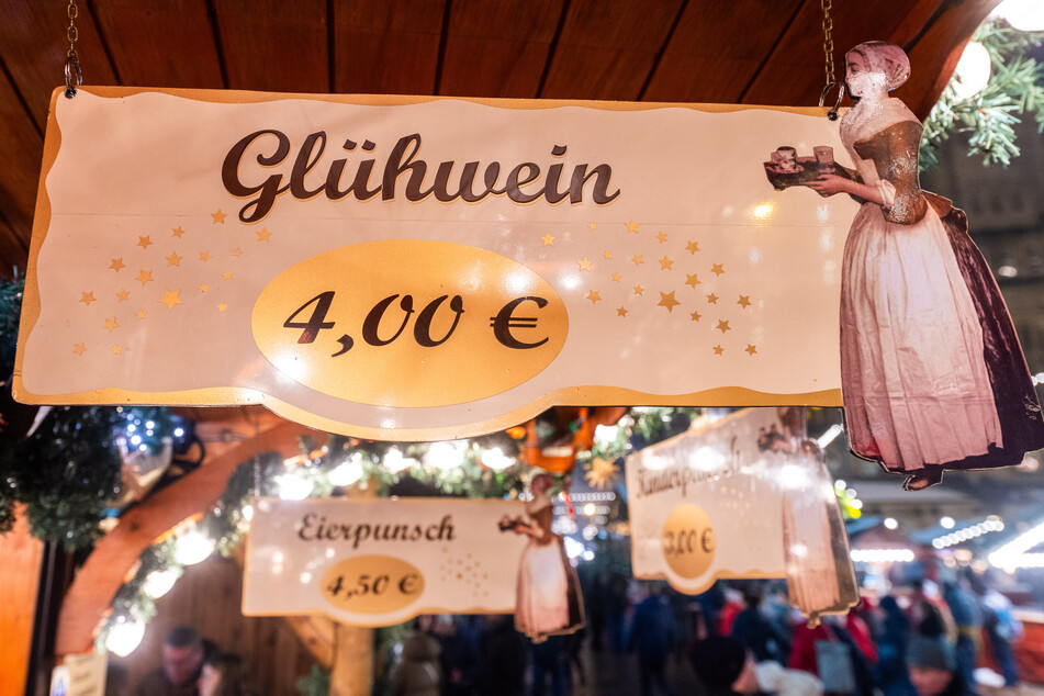 Der Glühwein kostet in diesem Jahr 4 Euro. Zum Vergleich: Auf dem Dresdner Striezelmarkt kostet eine Tasse 4,50 Euro.