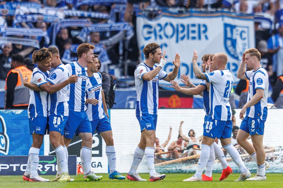 Joker Oluwaseun Adewumi (21, l.) darf nach seinem dritten Jokertor schon wieder jubeln.