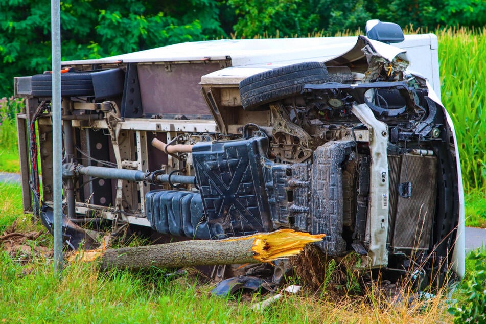 Der Kleinlaster ist bei dem heftigen Unfall auf die Seite gekippt.