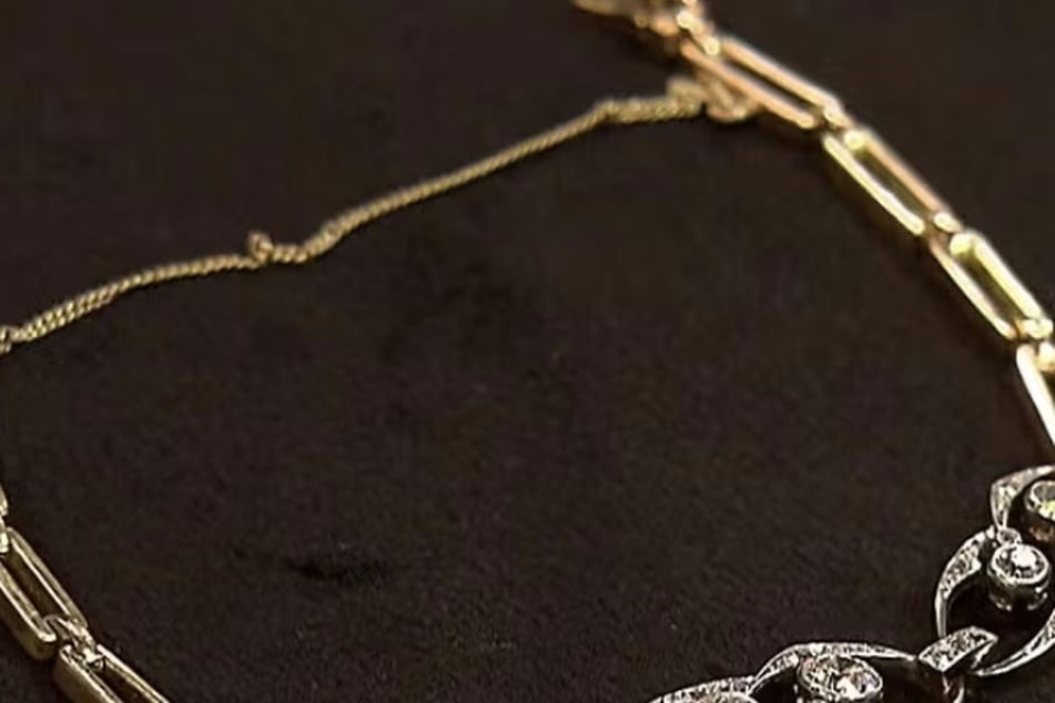 Das Armband besteht aus 585er-Gold und wurde in den 30er Jahren hergestellt.