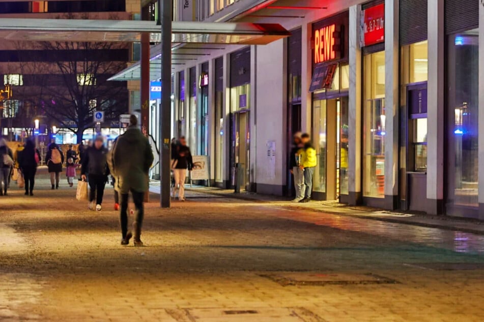 An der Straße Am Wall ist in der Nacht zu Samstag ein Mann offenbar mehrfach beklaut worden. (Archivbild)