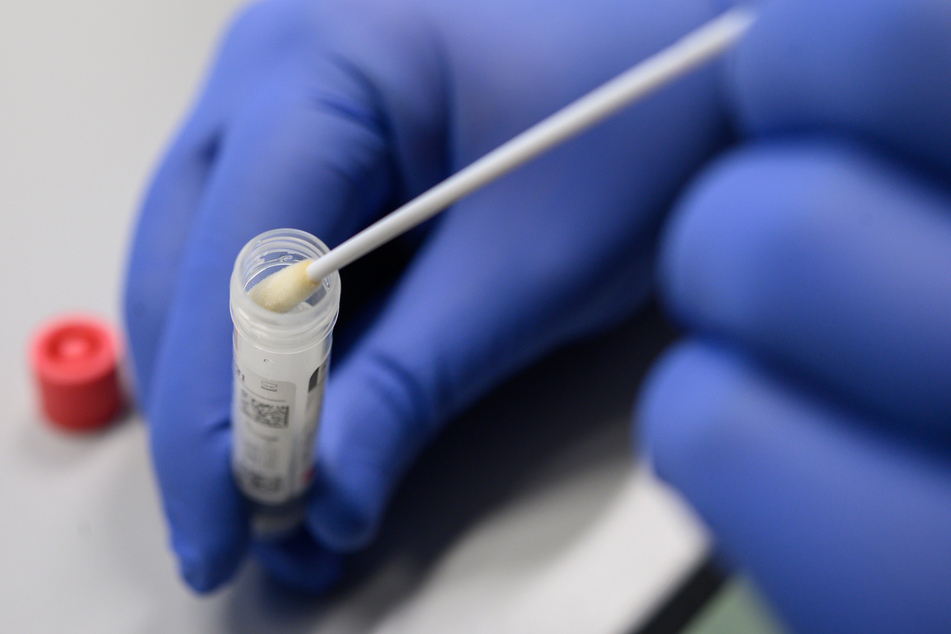 Per Abstrich können Patienten auf das Coronavirus getestet werden.