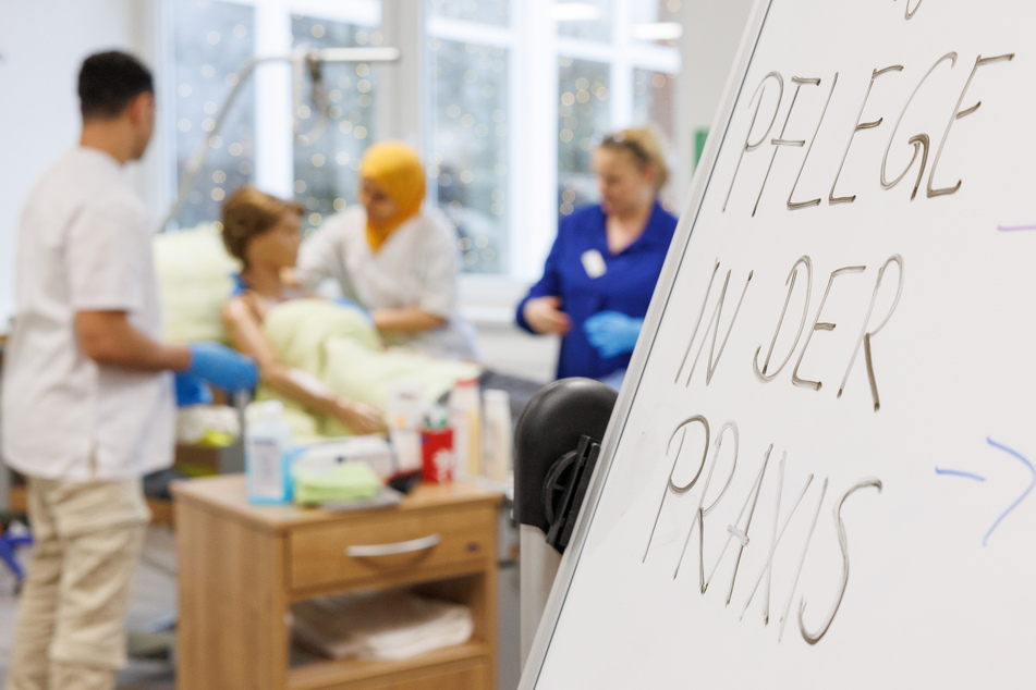 Nordrhein-Westfalen will ausländischen Bewerbern den Zugang zu einer Ausbildung in Pflege- und Gesundheitsberufen erleichtern. (Symbolbild)