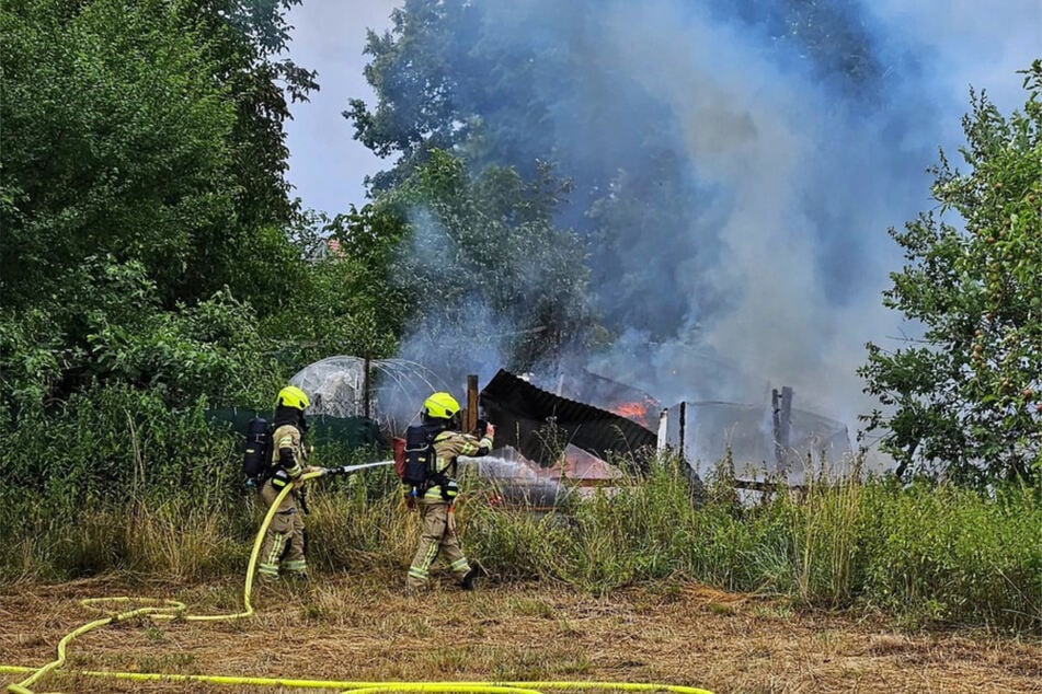 Die Feuerwehr war mit vier Atemschutztrupps vor Ort.