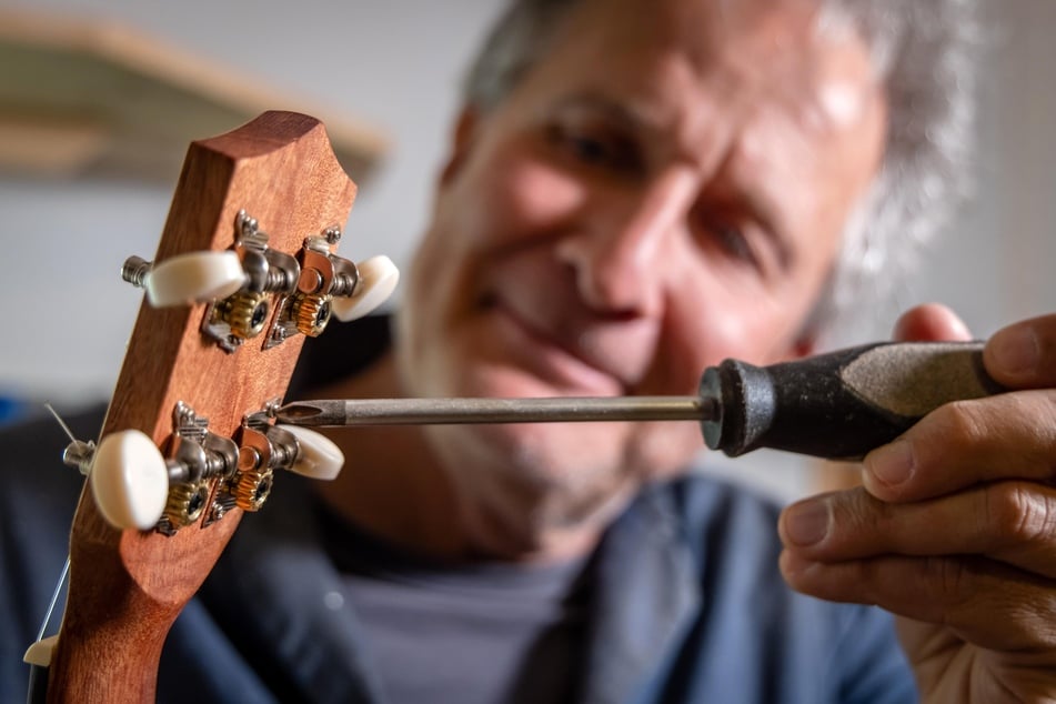 Musiker Torsten Turinsky baut in seiner kleinen Kellerwerkstatt aus Zigarrenkisten kleine Musikinstrumente.