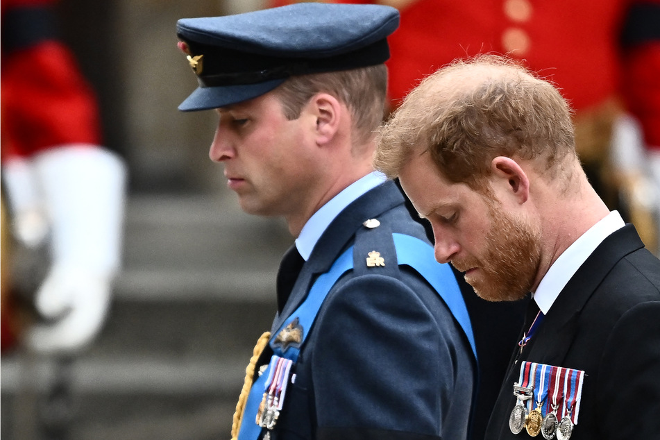 Prince William (l.) is reportedly still upset with his brother Harry's revelations about the royal family, which is why they did not reunite when the Duke of Sussex visited the UK.
