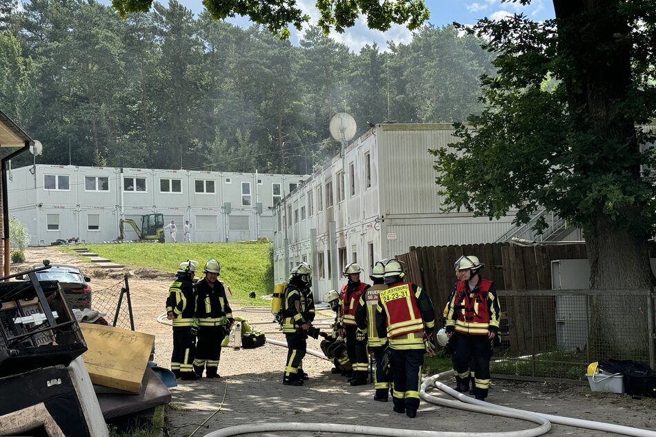 Rund 75 Kräfte der Feuerwehr sind aktuell noch vor Ort.