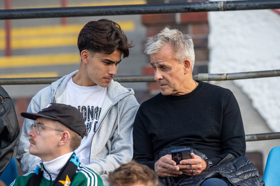 Viktoria-Neuzugang Lucien Littbarski (grauer Pulli) war mit seinem Papa Pierre (r.) im Stadion.