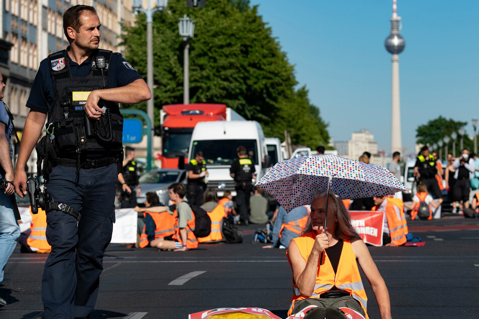 Klimaschutz-Demonstranten blockieren immer wieder Straßen in Berlin.