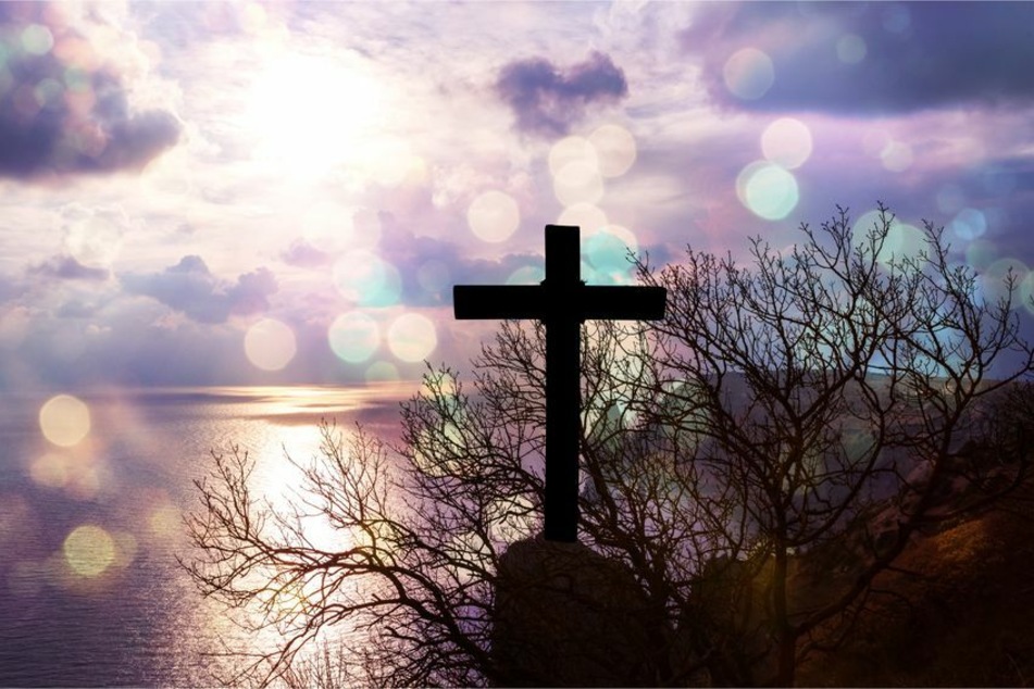 Ein Kirchenkreuz im Morgenlicht. (Symbolfoto)