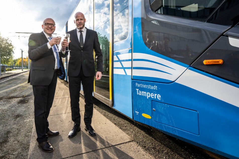 Im Jahr 2022 taufte Tamperes Vizebürgermeister Aleksi Jäntti gemeinsam mit OB Sven Schulze (53, SPD) die Straßenbahn.