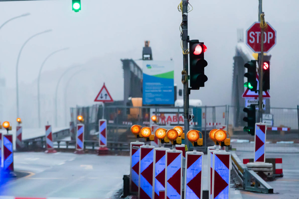 Die Elsenbrücke in Berlin-Friedrichshain bleibt auch am Mittwochvormittag noch für den Verkehr gesperrt. (Archivfoto)