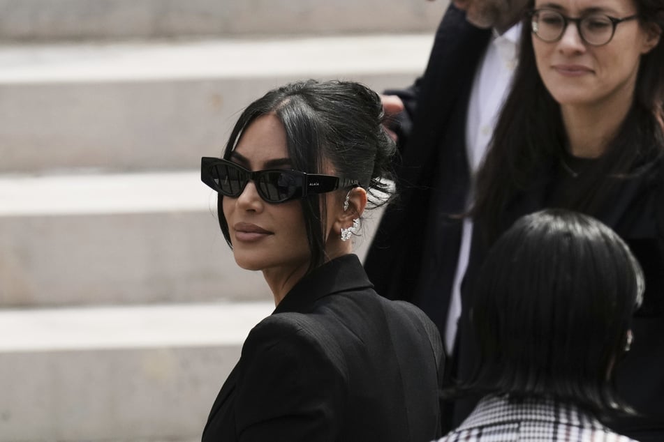 Neun Jahre nach dem Überfall auf Kim Kardashian (44) wurden die Täter nun verurteilt.