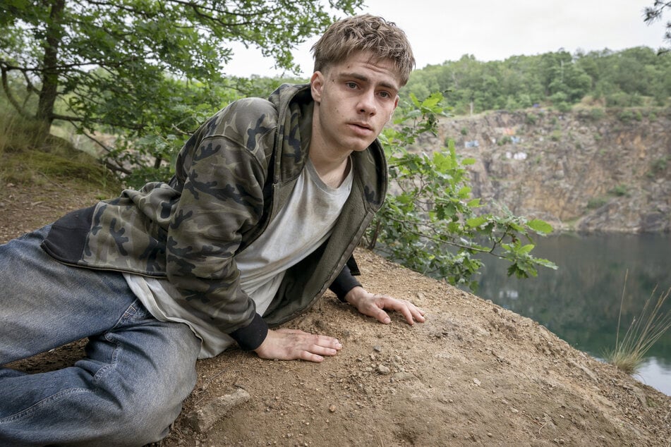 Pascal Schadt (Florian Geißelmann, 21) ist dringend tatverdächtig, weil er sich vor der Polizei versteckt.