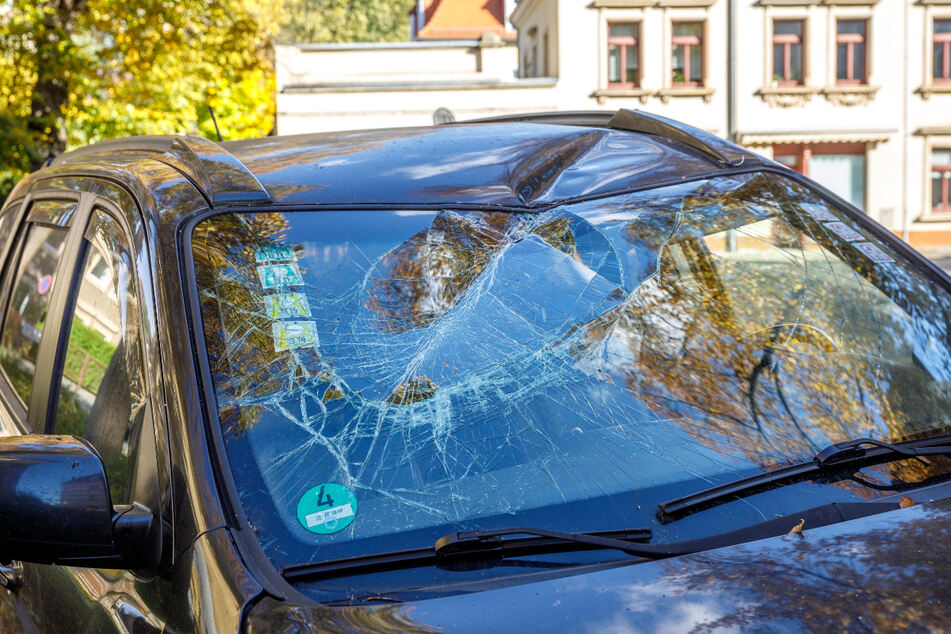Weil auch das Dach getroffen wurde, ist der Hyundai wohl ein Totalschaden.