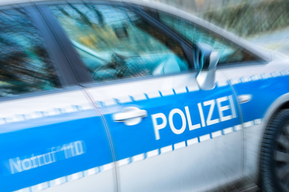 Die Bundespolizei nahm am Sonntag einen aggressiven Fahrgast am Chemnitzer Hauptbahnhof in Empfang. Er fuhr ohne gültige Fahrkarte und bedrohte den Zugbegleiter.