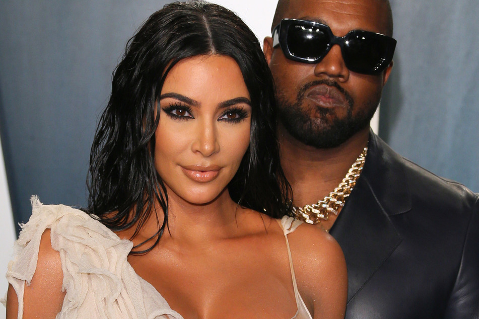 Kim Kardashian (l) and Kanye West attend the Vanity Fair Oscar Party in 2020.