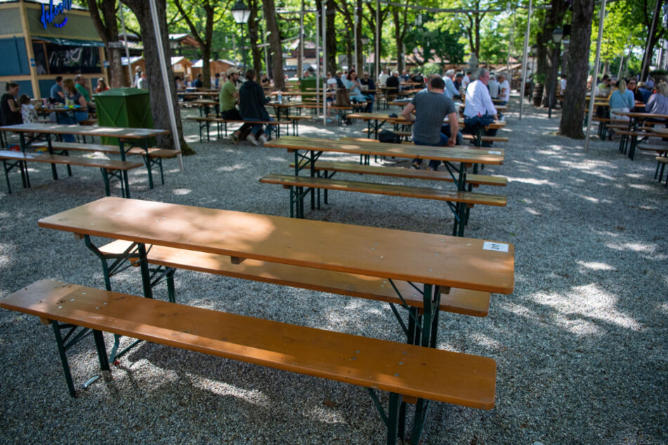 Die Sperrstunde für Biergärten und Restaurants ist laut Bayerischem Verwaltungsgerichtshof nicht rechtens. (Symbolbild)