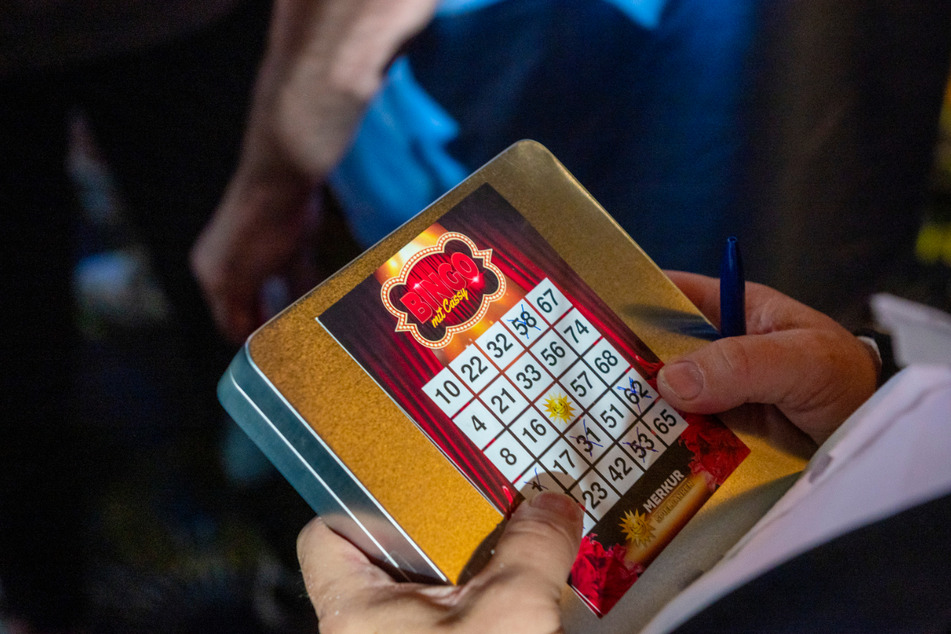 Wer auf seiner Bingokarte fünf in einer Reihe hat, darf das Zauberwort rufen und gewinnt 100 Euro in bar.