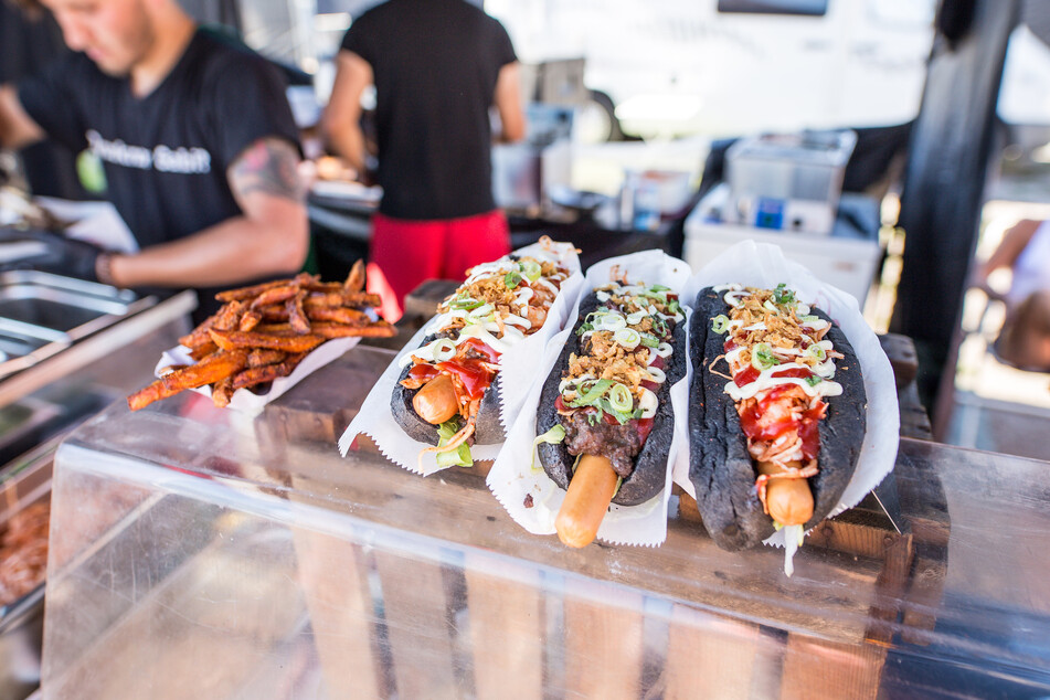 Leckere Hotdogs sind nur eine von unzähligen Spezialitäten, die es auf dem Streetfood Festival in Leipzig zu verkosten gibt.