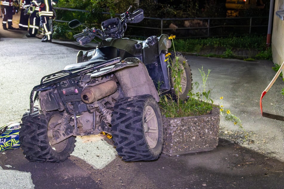 Das Quad blieb auf einem Blumenkübel stehen.