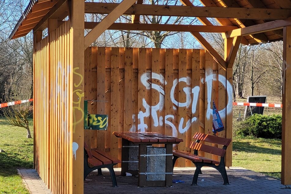 Viele Anwohner sind über die Zerstörungen auf dem Spielplatz wütend.