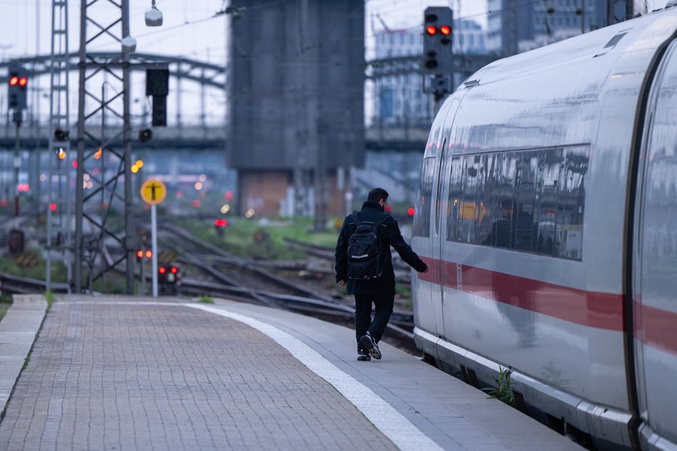 Verspätungen bei der Deutschen Bahn: Menschen im Gleis bei Köln sorgen für Chaos!