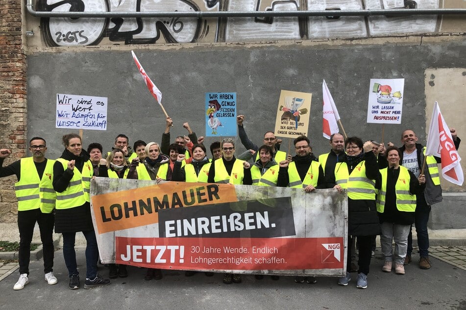 "Lohnmauer einreißen" mahnt das Plakat der Streikenden am heutigen Mittwoch.