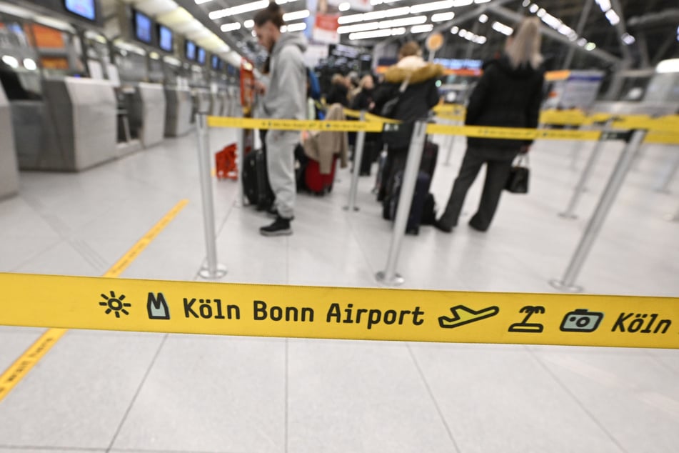 Während Abflüge vom Kölner Airport am Morgen nicht möglich waren, konnten Reisende aus ankommenden Maschinen den Flughafen ohne weiteres verlassen. (Archivbild)