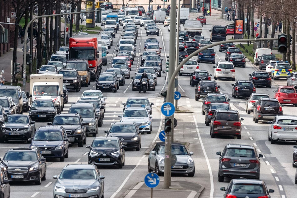 Ab dem 4. August wird die Willy-Brandt-Straße in der Hamburger Innenstadt weiter saniert. Es wird mit erheblichen Verkehrsbehinderungen gerechnet. (Archivfoto)