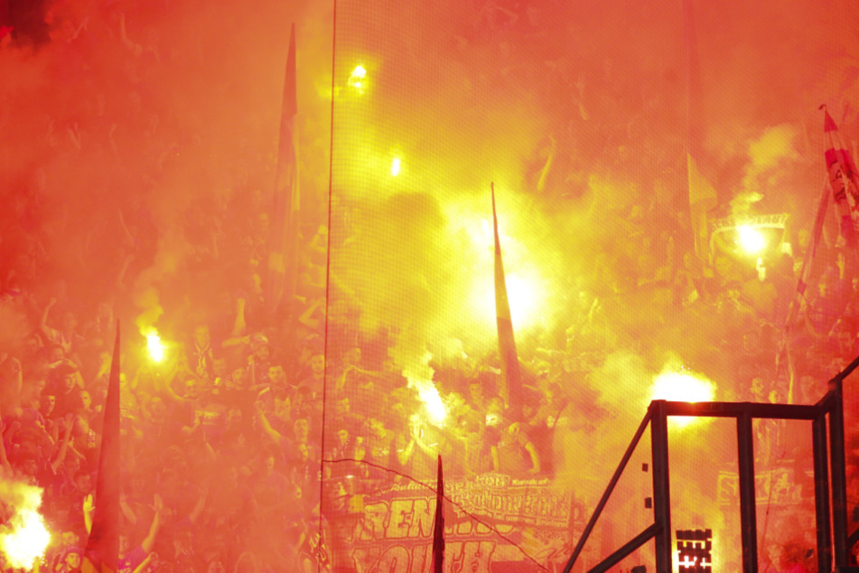 Die Dynamo-Anhänger zündeten während der gesamten Partie mehrfach Pyrotechnik.