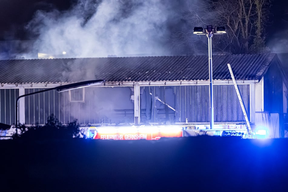 Dichter Rauch stieg aus der Lagerhalle auf: Mehrere Haufen leerer Kartons brannten.