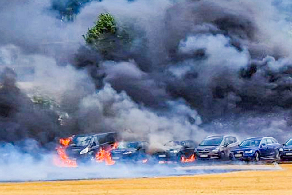 Dutzende Autos bei Volksfest abgebrannt: Hat dieses Auto das Feuer ausgelöst?
