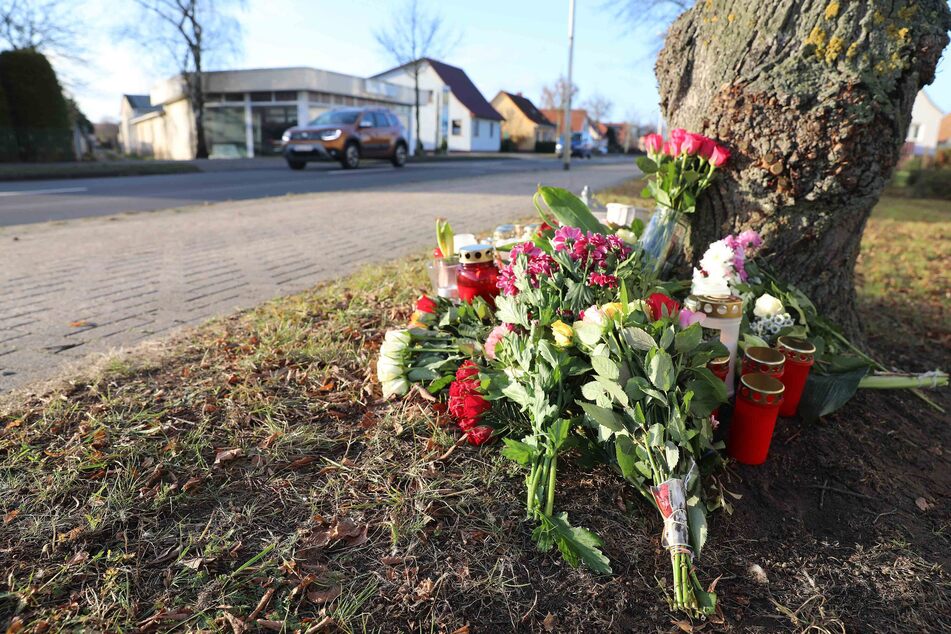 An der Unfallstelle in Malchin wurden Kerzen und Blumen niedergelegt.