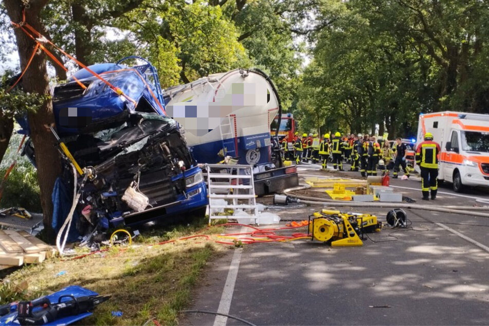 Am Montagmorgen kollidierte der mit Getreide beladene Lkw auf der B75 mit einem Baum.