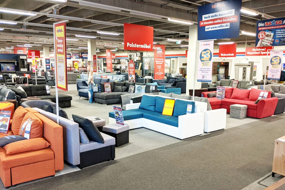 Zum verkaufsoffenen Sonntag (6.7.) schenkt ROLLER in Hamburg-Harburg Kunden unter anderem bis zu 500 Euro beim Möbelkauf.¹