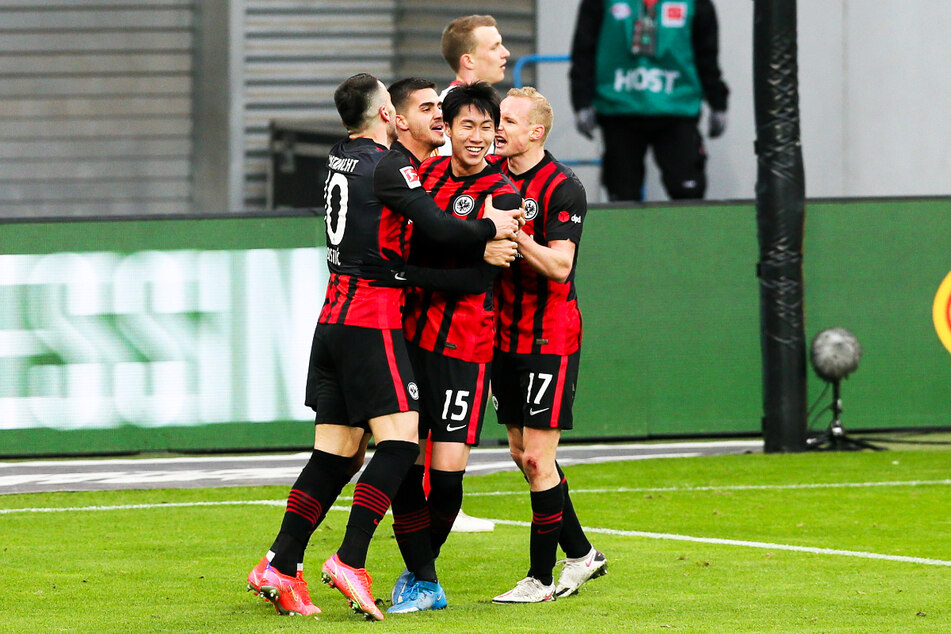 Eintracht Frankfurts Daichi Kamada (M.) bejubelt seinen Treffer zum 1:1 mit seinen Teamkollegen Filip Kostic (l.), André Silva und Sebastian Rode (r.).