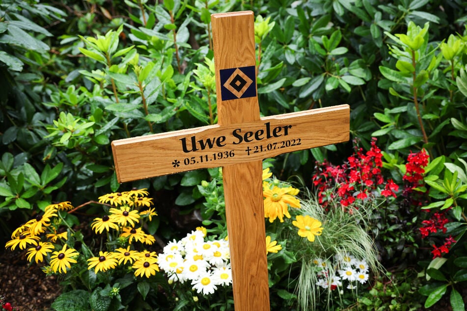HSV-Legende Uwe Seeler (†85) wurde am vergangenen Donnerstag auf dem Friedhof Ohlsdorf beigesetzt.