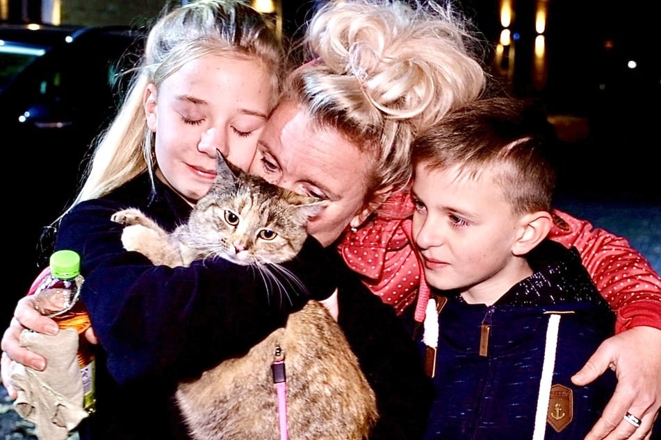 Wieder da: Kätzchen Mimi (1) wieder zurück in den Armen ihrer Familie. Was für ein Abenteuer.