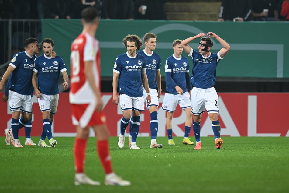 Drittligist Arminia Bielefeld führt gegen den Bundesligisten Union Berlin.