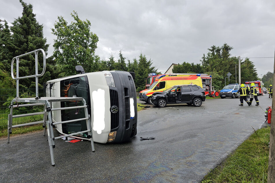 Auf einer Kreuzung in Lichtentanne (Landkreis Zwickau) krachte es am Montagmittag: Ein VW-Transporter kollidierte mit einem Dacia.